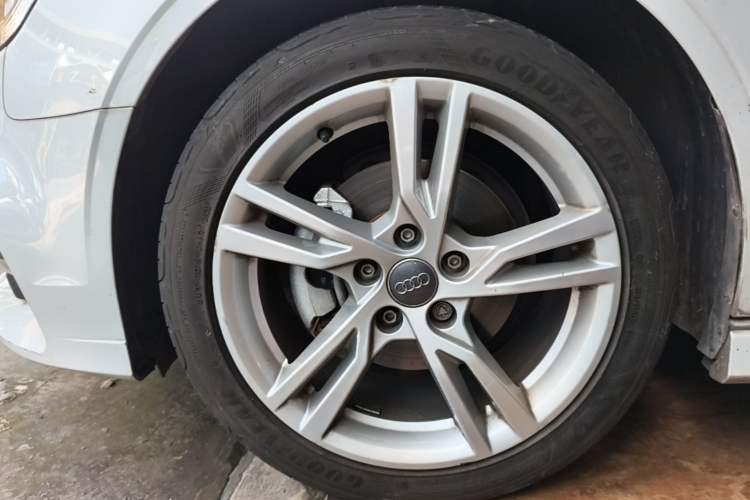 Used Audi A3 2020 Limousine 35 TFSI Fashion Edition China VI Emission Standard Left Front Wheel Hub