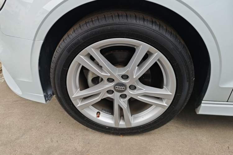 Used Audi A3 2020 Limousine 35 TFSI Fashion Edition China VI Emission Standard Left Front Wheel Hub