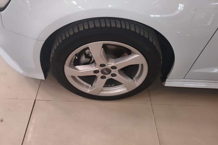 Used Audi A3 2020 Sportback 35 TFSI Fashion Edition China VI Emission Standard Left Front Wheel Hub