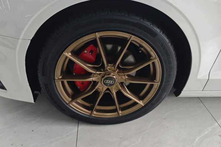 Used Audi A3 2020 Restyled Limousine 35 TFSI Ambition Version China VI Left Front Wheel Hub