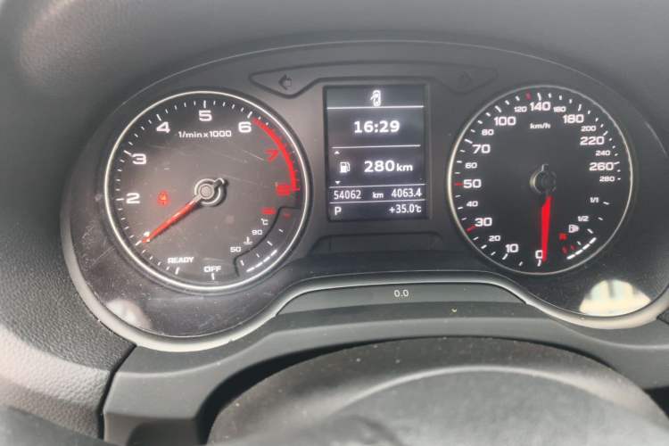 Used Audi A3 2020 Sportback 35 TFSI Fashion Edition China VI Emission Standard Odometer Close Up