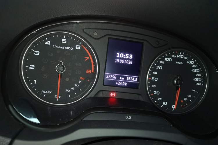 Used Audi A3 2020 Limousine 35 TFSI Fashion Edition China VI Emission Standard Odometer Close Up