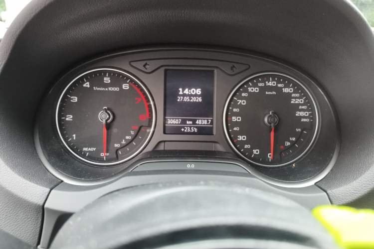 Used Audi A3 2020 Sportback 35 TFSI Fashion Edition China VI Emission Standard Odometer Close Up