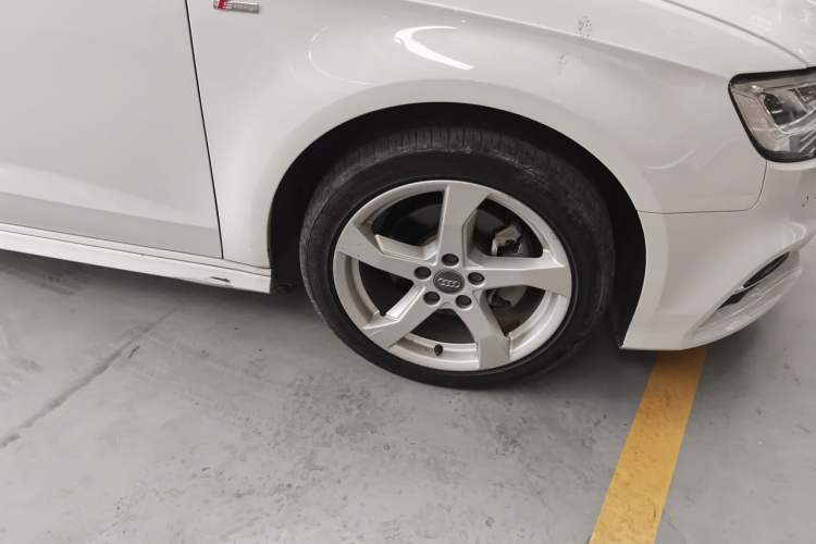 Used Audi A3 2020 Sportback 35 TFSI Fashion Edition China VI Emission Standard Right Front Wheel Hub