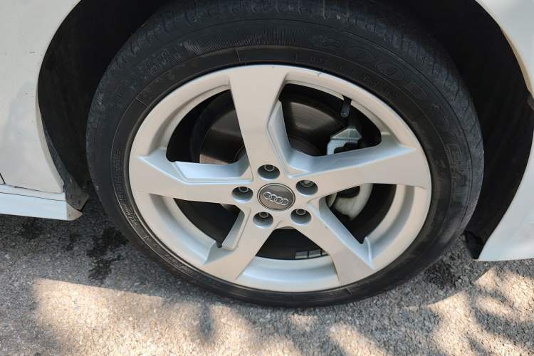 Used Audi A3 2020 Sportback 35 TFSI Fashion Edition China VI Emission Standard Right Front Wheel Hub
