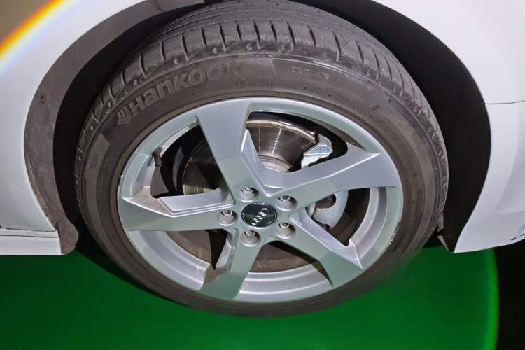 Used Audi A3 2020 Sportback 35 TFSI Fashion Edition China VI Emission Standard Right Front Wheel Hub