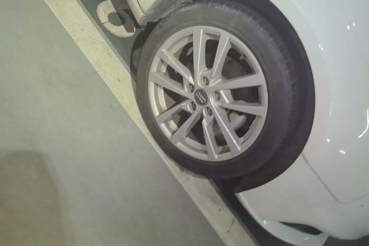 Used Audi A3 2020 Restyled Sportback 35 TFSI Entry-Level China VI Emission Standard Right Front Wheel Hub