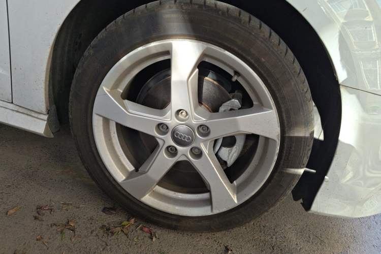 Used Audi A3 2020 Sportback 35 TFSI Fashion Edition China VI Emission Standard Right Front Wheel Hub