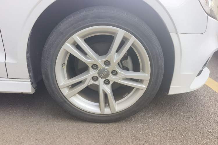 Used Audi A3 2020 Limousine 35 TFSI Fashion Edition China VI Emission Standard Right Front Wheel Hub