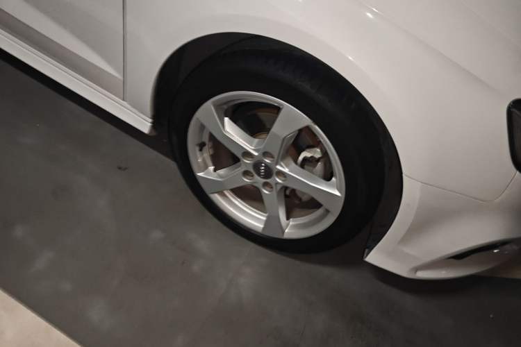 Used Audi A3 2020 Sportback 35 TFSI Fashion Edition China VI Emission Standard Right Front Wheel Hub