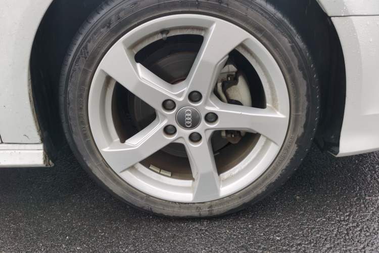 Used Audi A3 2020 Sportback 35 TFSI Fashion Edition China VI Emission Standard Right Front Wheel Hub