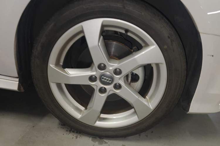 Used Audi A3 2020 Sportback 35 TFSI Fashion Edition China VI Emission Standard Right Front Wheel Hub