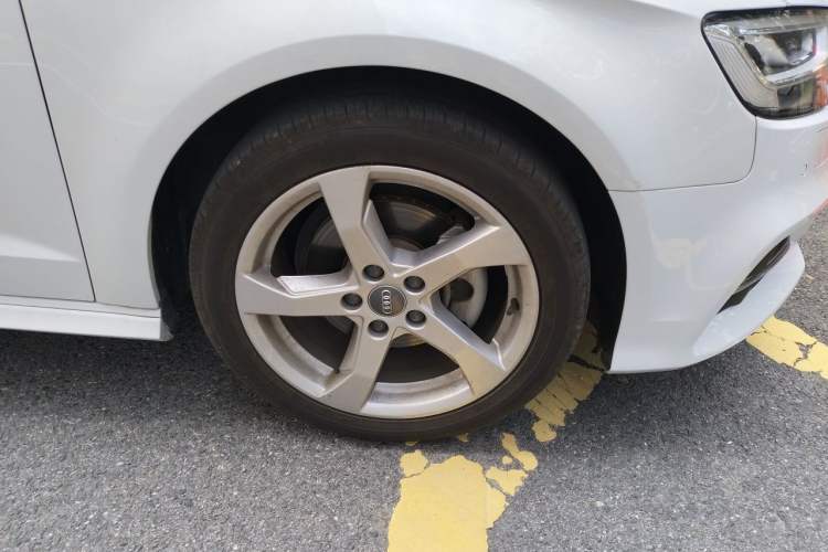 Used Audi A3 2020 Sportback 35 TFSI Fashion Edition China VI Emission Standard Right Front Wheel Hub