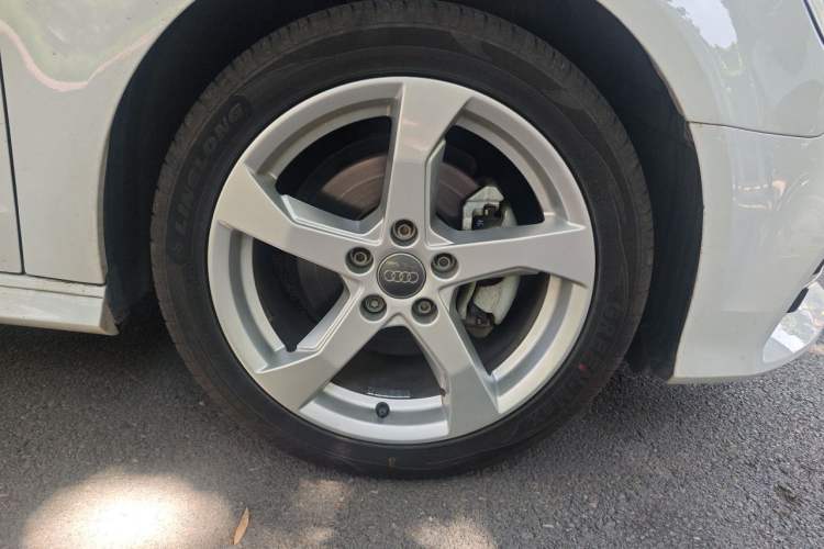 Used Audi A3 2020 Sportback 35 TFSI Fashion Edition China VI Emission Standard Right Front Wheel Hub