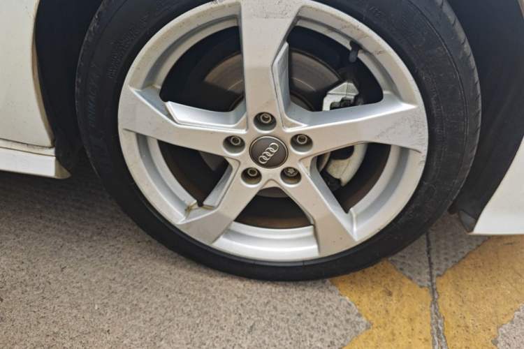 Used Audi A3 2020 Sportback 35 TFSI Fashion Edition China VI Emission Standard Right Front Wheel Hub