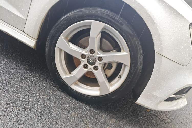 Used Audi A3 2020 Sportback 35 TFSI Fashion Edition China VI Emission Standard Right Front Wheel Hub