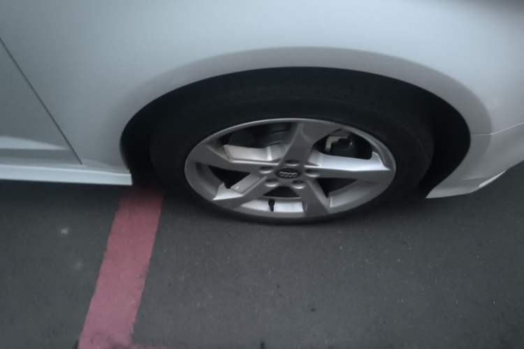 Used Audi A3 2020 Sportback 35 TFSI Fashion Edition China VI Emission Standard Right Front Wheel Hub