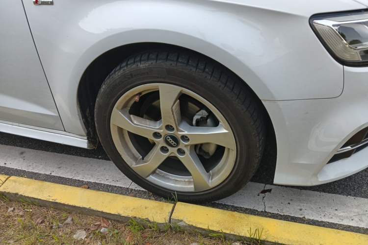 Used Audi A3 2020 Sportback 35 TFSI Fashion Edition China VI Emission Standard Right Front Wheel Hub