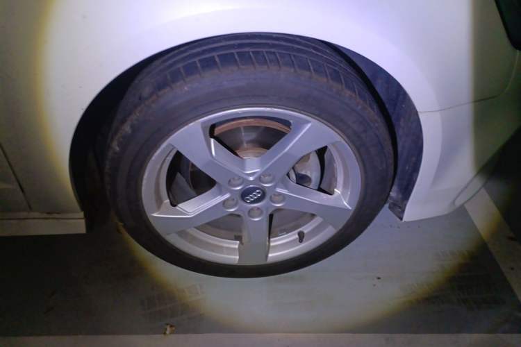 Used Audi A3 2020 Sportback 35 TFSI Fashion Edition China VI Emission Standard Right Front Wheel Hub