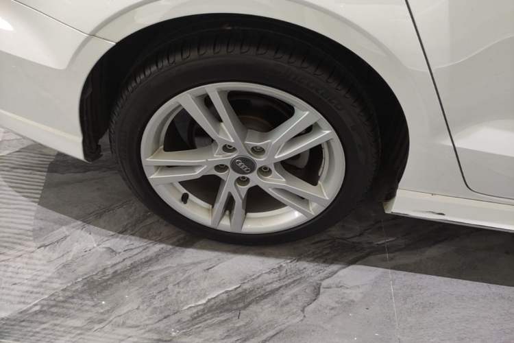 Used Audi A3 2020 Limousine 35 TFSI Fashion Edition China VI Emission Standard Right Rear Wheel Hub