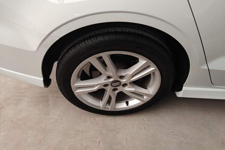 Used Audi A3 2020 Limousine 35 TFSI Fashion Edition China VI Emission Standard Right Rear Wheel Hub