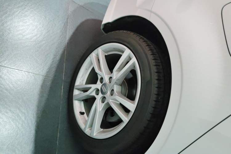 Used Audi A3 2020 Limousine 35 TFSI Fashion Edition China VI Emission Standard Right Rear Wheel Hub