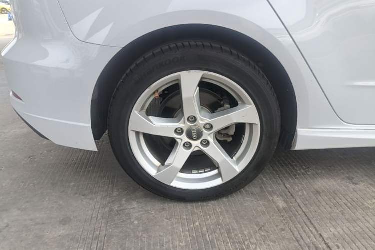 Used Audi A3 2020 Sportback 35 TFSI Fashion Edition China VI Emission Standard Right Rear Wheel Hub