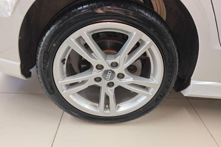 Used Audi A3 2020 Limousine 35 TFSI Fashion Edition China VI Emission Standard Right Rear Wheel Hub