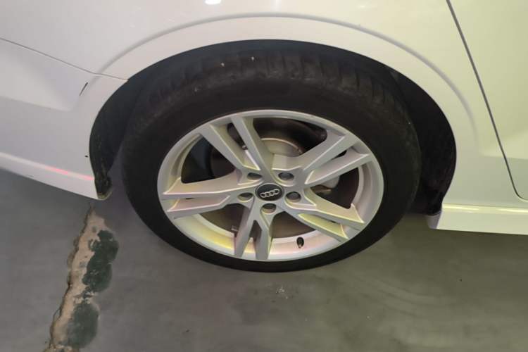 Used Audi A3 2020 Limousine 35 TFSI Fashion Edition China VI Emission Standard Right Rear Wheel Hub