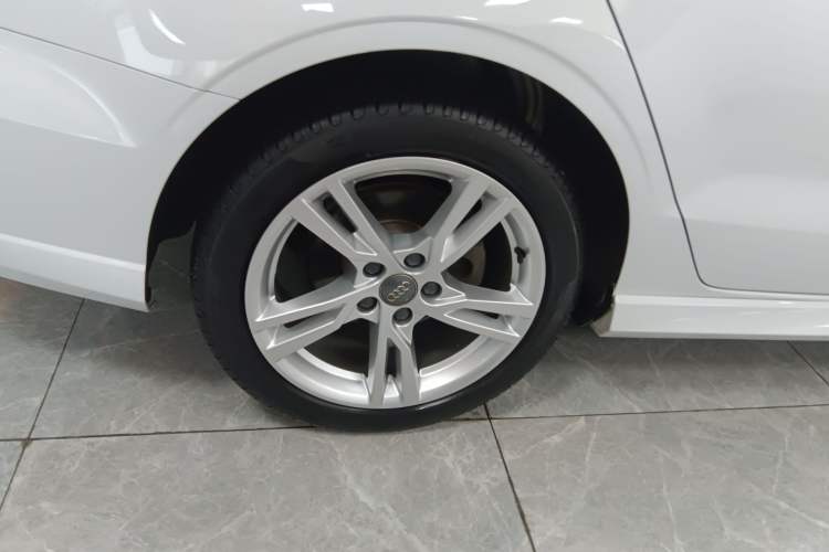 Used Audi A3 2020 Limousine 35 TFSI Fashion Edition China VI Emission Standard Right Rear Wheel Hub