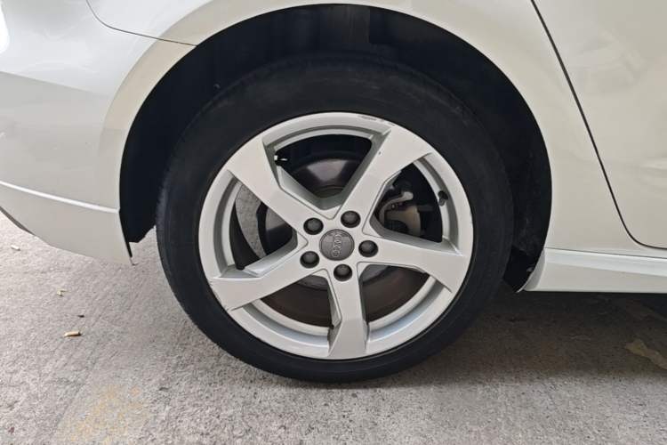 Used Audi A3 2020 Sportback 35 TFSI Fashion Edition China VI Emission Standard Right Rear Wheel Hub