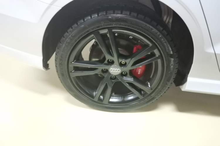 Used Audi A3 2020 Limousine 35 TFSI Fashion Edition China VI Emission Standard Right Rear Wheel Hub