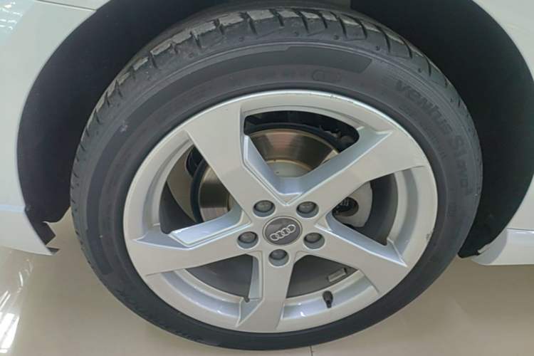 Used Audi A3 2020 Sportback 35 TFSI Fashion Edition China VI Emission Standard Right Rear Wheel Hub