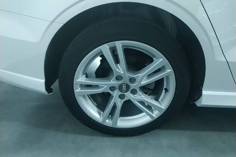 Used Audi A3 2020 Limousine 35 TFSI Fashion Edition China VI Emission Standard Right Rear Wheel Hub