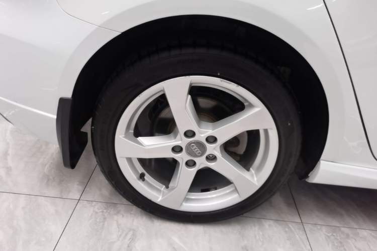 Used Audi A3 2020 Sportback 35 TFSI Fashion Edition China VI Emission Standard Right Rear Wheel Hub