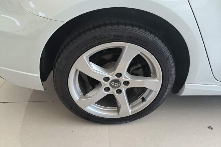 Used Audi A3 2020 Sportback 35 TFSI Fashion Edition China VI Emission Standard Right Rear Wheel Hub