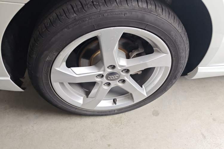 Used Audi A3 2020 Sportback 35 TFSI Fashion Edition China VI Emission Standard Right Rear Wheel Hub