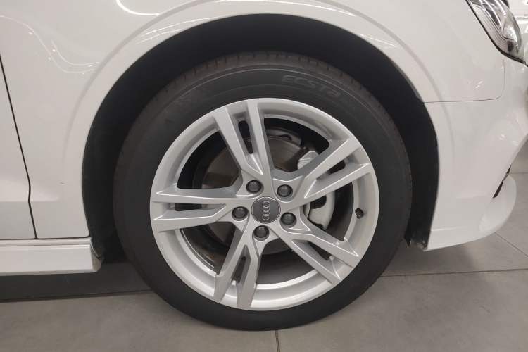 Used Audi A3 2020 Limousine 35 TFSI Fashion Edition China VI Emission Standard Right Rear Wheel Hub