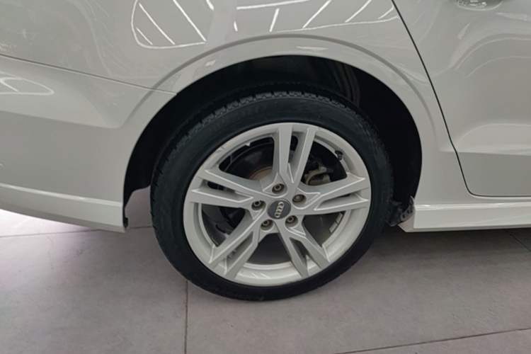 Used Audi A3 2020 Limousine 35 TFSI Fashion Edition China VI Emission Standard Right Rear Wheel Hub