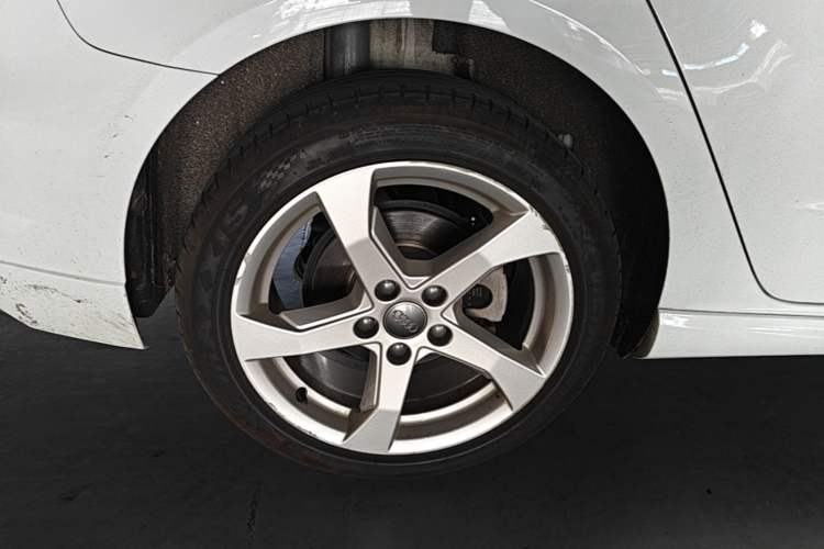 Used Audi A3 2020 Sportback 35 TFSI Fashion Edition China VI Emission Standard Right Rear Wheel Hub
