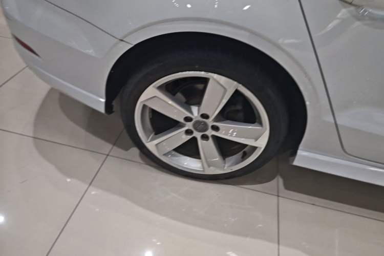 Used Audi A3 2020 Limousine 35 TFSI Fashion Edition China VI Emission Standard Right Rear Wheel Hub