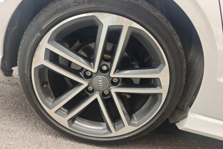 Used Audi A3 2020 Limousine 35 TFSI Fashion Edition China VI Emission Standard Right Rear Wheel Hub