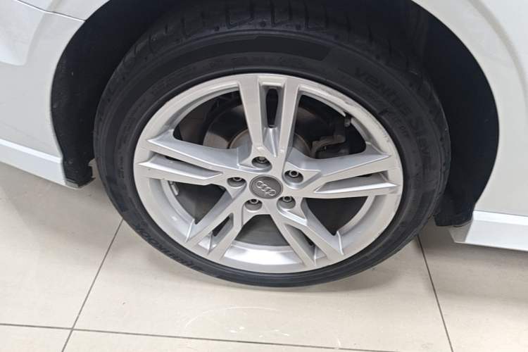 Used Audi A3 2020 Limousine 35 TFSI Fashion Edition China VI Emission Standard Right Rear Wheel Hub