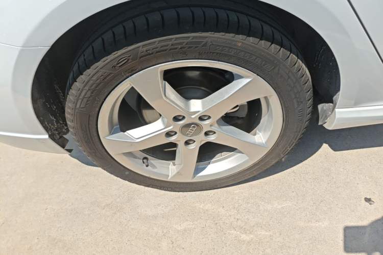 Used Audi A3 2020 Sportback 35 TFSI Fashion Edition China VI Emission Standard Right Rear Wheel Hub
