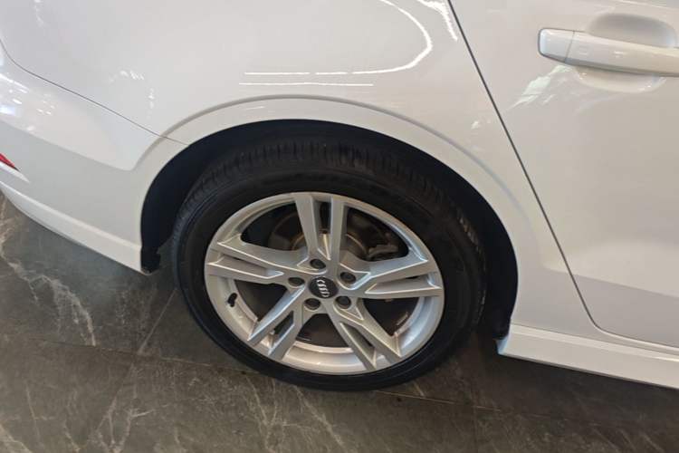 Used Audi A3 2020 Limousine 35 TFSI Fashion Edition China VI Emission Standard Right Rear Wheel Hub
