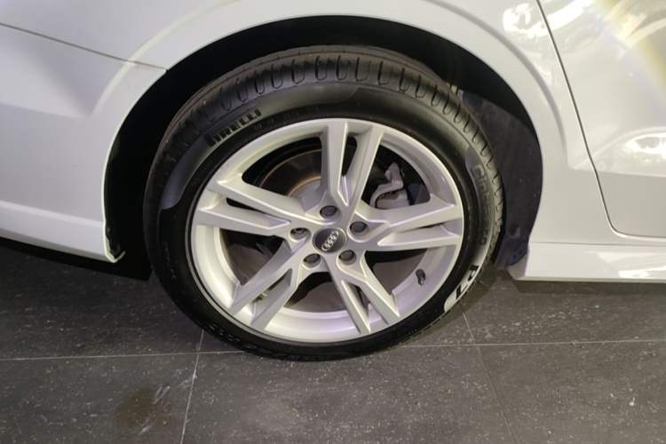 Used Audi A3 2020 Limousine 35 TFSI Fashion Edition China VI Emission Standard Right Rear Wheel Hub