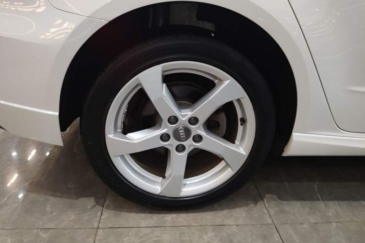 Used Audi A3 2020 Sportback 35 TFSI Fashion Edition China VI Emission Standard Right Rear Wheel Hub