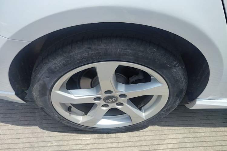 Used Audi A3 2020 Sportback 35 TFSI Fashion Edition China VI Emission Standard Right Rear Wheel Hub