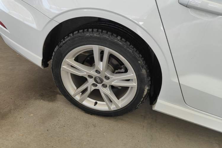 Used Audi A3 2020 Limousine 35 TFSI Fashion Edition China VI Emission Standard Right Rear Wheel Hub