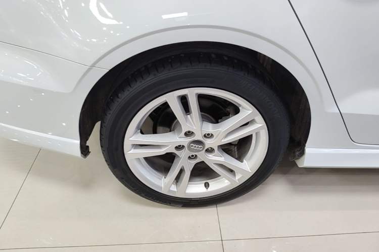 Used Audi A3 2020 Limousine 35 TFSI Fashion Edition China VI Emission Standard Right Rear Wheel Hub